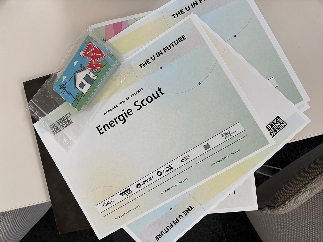 Urkunden für die neuen Energie-Scouts liegen auf einem Tisch bereit