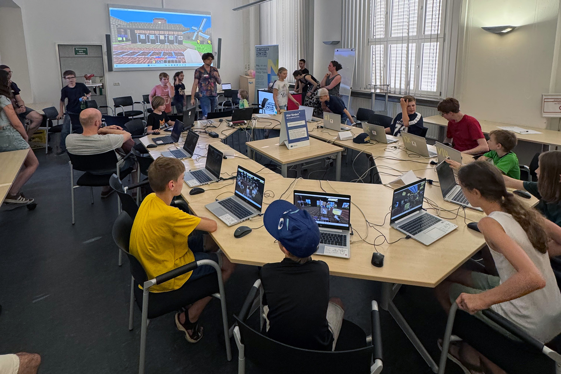 Schülerinnen und Schüler arbeiten an Laptops an der nachhaltigen Stadt Newtopia