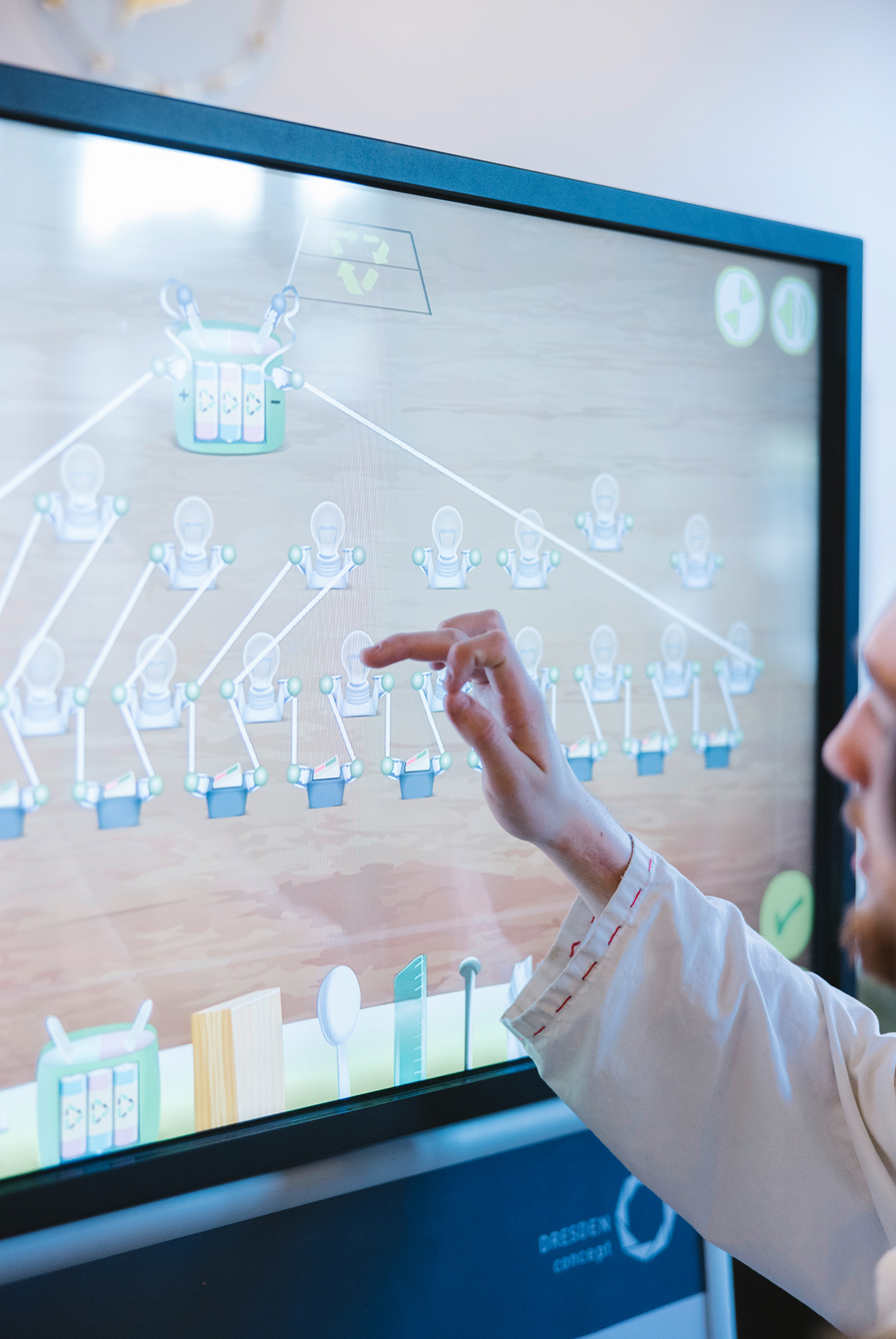 Person bedient eine interaktive Simulation auf einem großen Touchscreen