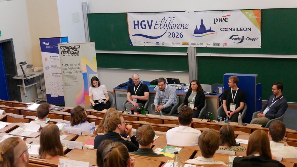 Podiumsdiskussion mit Studierenden und NET-Banner im Hörsaal der TU Dresden