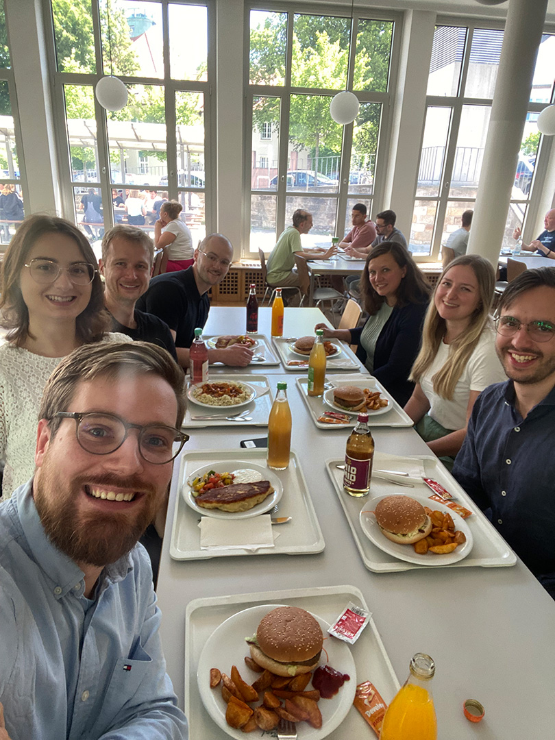 Gemeinsames Mittagessen mit Teilnehmenden vor der NET-Podiumsdiskussion